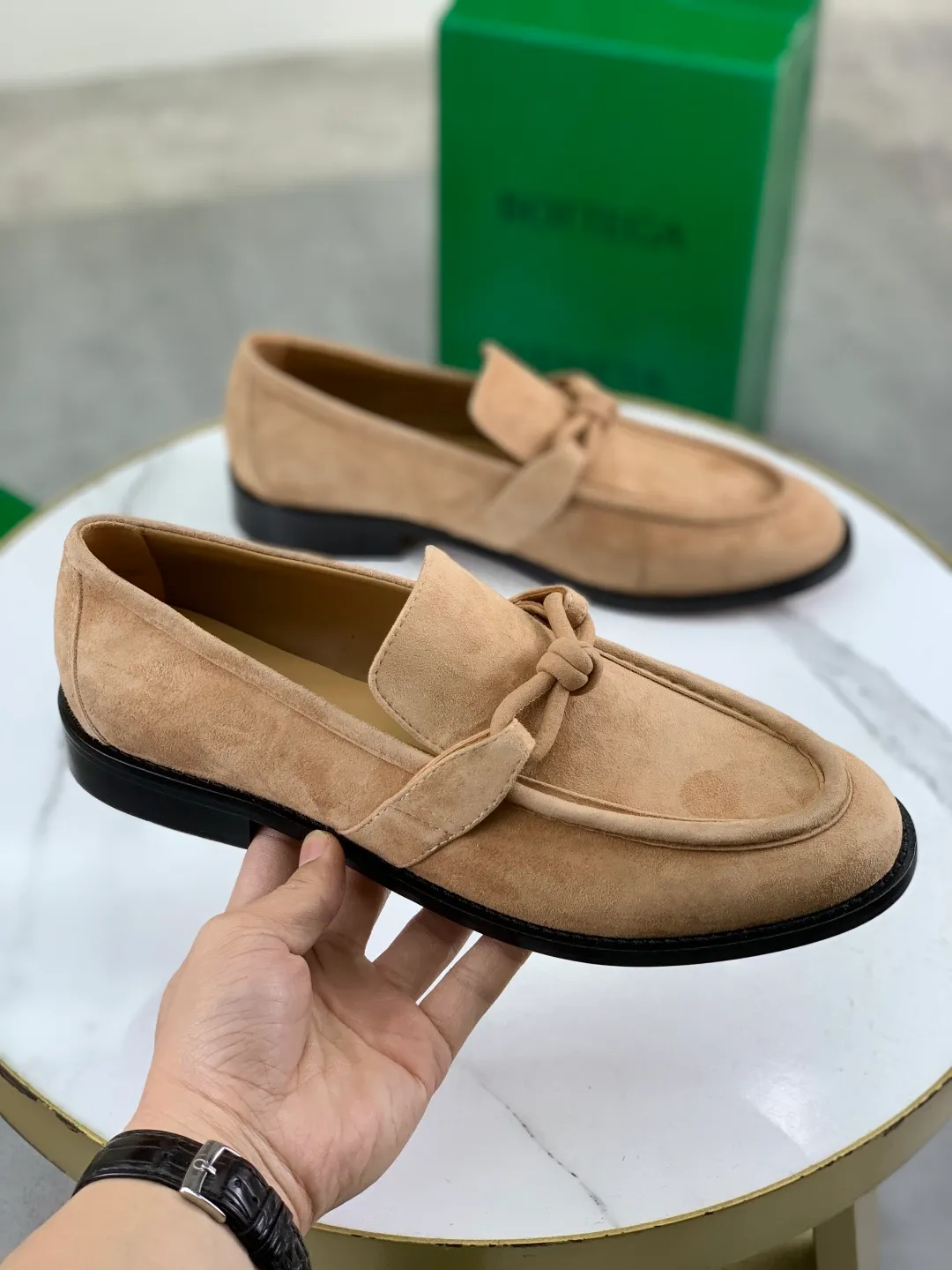 Men's shoes 💰P820 [New model] (genuine leather outsole) water-dyed cow lining 💰High-quality business couple leather shoes 💎💎💎 BOTTEGA VENETA official website synchronizes the latest top version of BV in the market, accept material comparison, shoe type comparison, process comparison, practical and textured, versatile and suitable for any occasion, the more you look at it, the more flavorful it becomes. Purely hand-knitted craftsmanship - Upper material, calfskin imported from Italy 🇮🇹 - High-quality water-dyed cowhide lining - Original private model customized leather outsole -Size: Female 35-39 (40 ordered) Male 39-44 (38 45 can be customized) Color: Multiple colors available